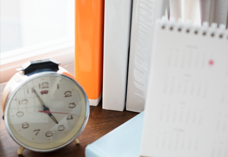 reveil horloge et dossiers