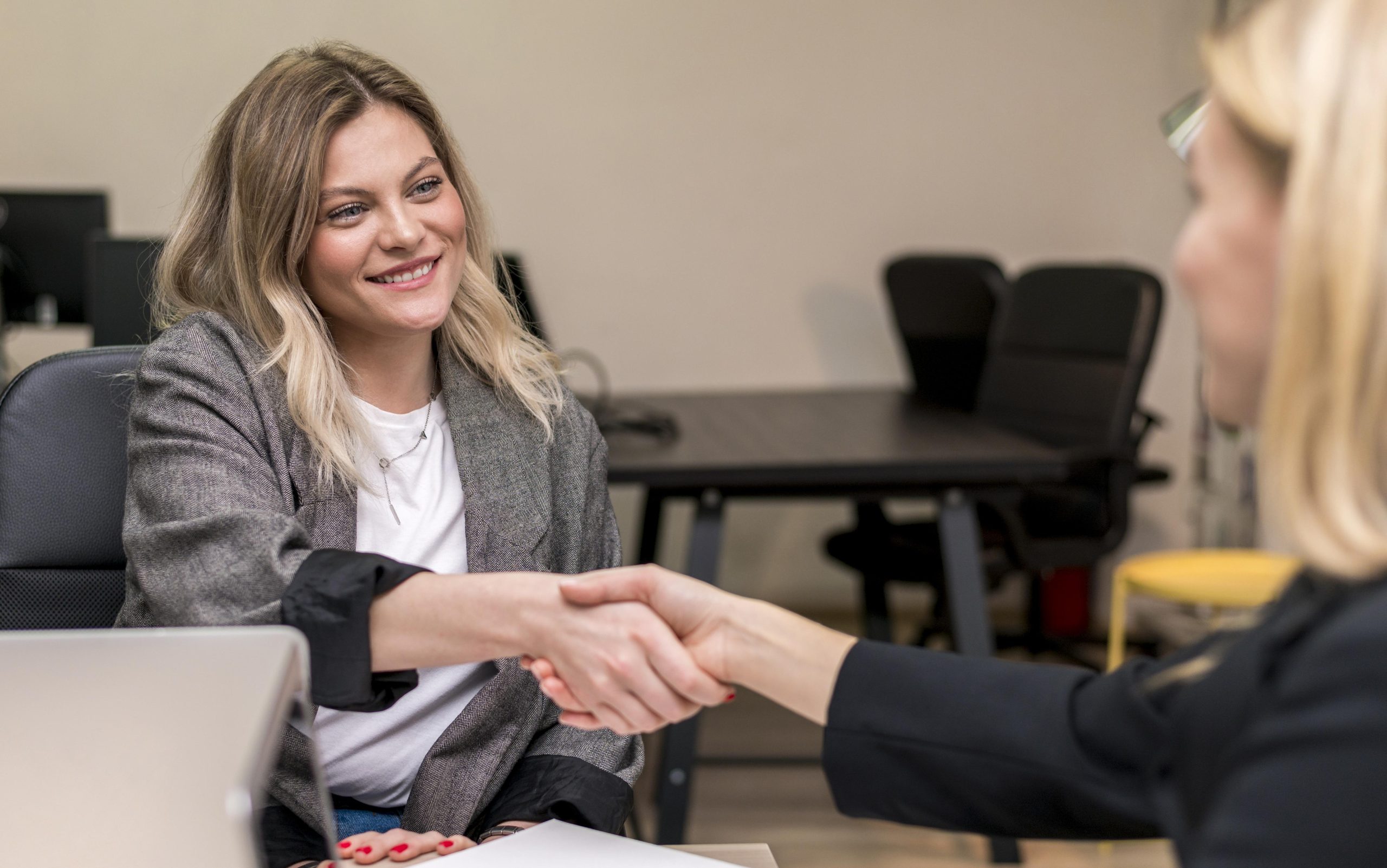 Deux femmes s'accordent sur une subvention d'investissement